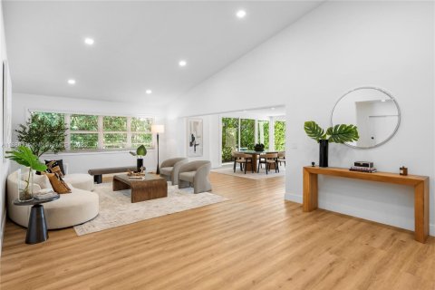 House in Miami Beach, Florida 4 bedrooms, 301.75 sq.m. № 1948087 - photo 12