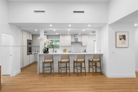 House in Miami Beach, Florida 4 bedrooms, 301.75 sq.m. № 1948087 - photo 4