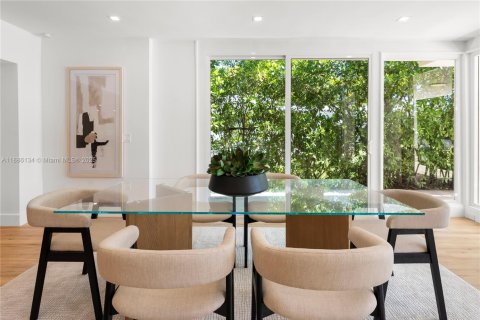 House in Miami Beach, Florida 4 bedrooms, 301.75 sq.m. № 1948087 - photo 20