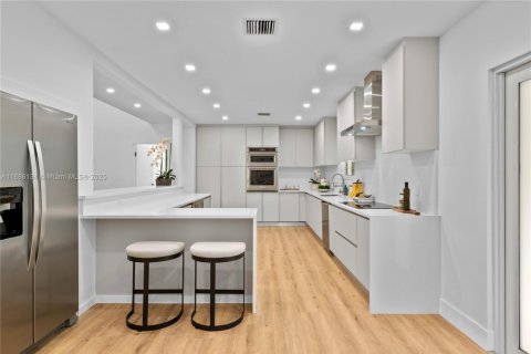 House in Miami Beach, Florida 4 bedrooms, 301.75 sq.m. № 1948087 - photo 10