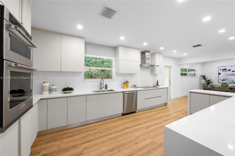 House in Miami Beach, Florida 4 bedrooms, 301.75 sq.m. № 1948087 - photo 5