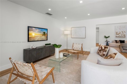 House in Miami Beach, Florida 4 bedrooms, 301.75 sq.m. № 1948087 - photo 21