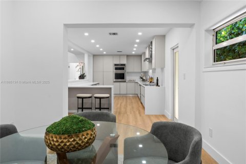 House in Miami Beach, Florida 4 bedrooms, 301.75 sq.m. № 1948087 - photo 9