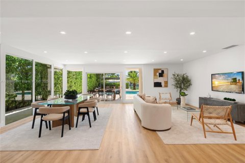 House in Miami Beach, Florida 4 bedrooms, 301.75 sq.m. № 1948087 - photo 17