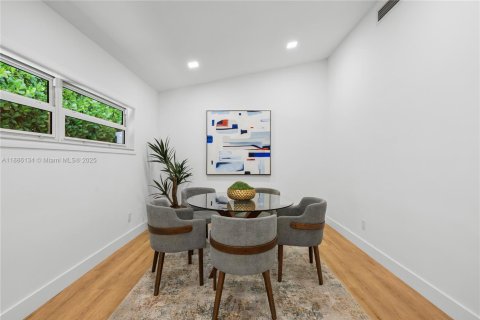 House in Miami Beach, Florida 4 bedrooms, 301.75 sq.m. № 1948087 - photo 8