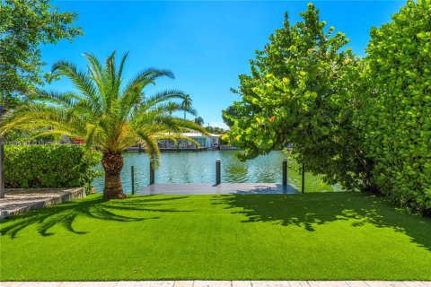House in Miami Beach, Florida 4 bedrooms, 301.75 sq.m. № 1948087 - photo 25