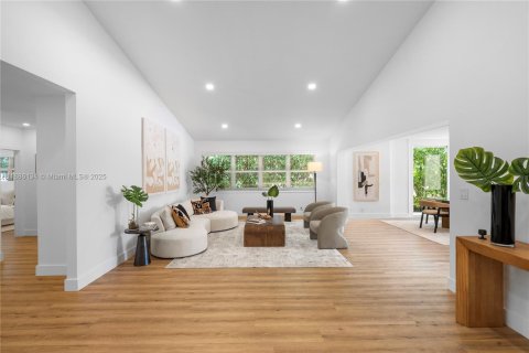 House in Miami Beach, Florida 4 bedrooms, 301.75 sq.m. № 1948087 - photo 14
