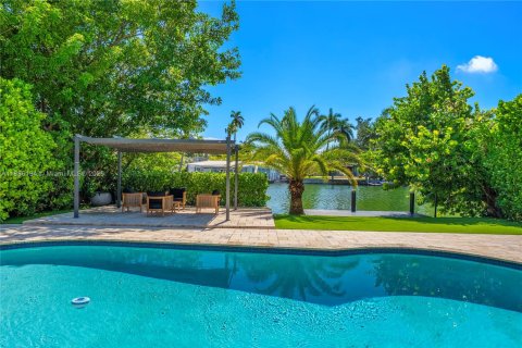 House in Miami Beach, Florida 4 bedrooms, 301.75 sq.m. № 1948087 - photo 1