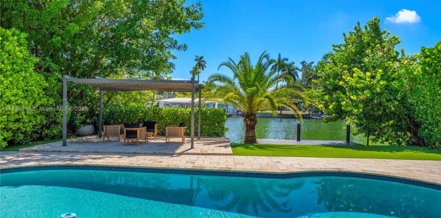 House in Miami Beach, Florida 4 bedrooms, 301.75 sq.m. № 1948087