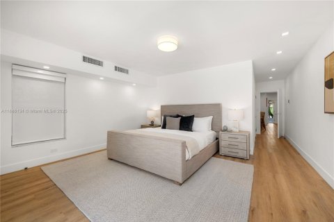 House in Miami Beach, Florida 4 bedrooms, 301.75 sq.m. № 1948087 - photo 29