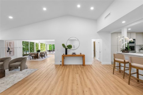 House in Miami Beach, Florida 4 bedrooms, 301.75 sq.m. № 1948087 - photo 11