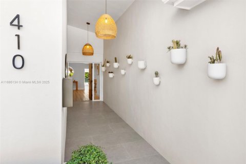 House in Miami Beach, Florida 4 bedrooms, 301.75 sq.m. № 1948087 - photo 3