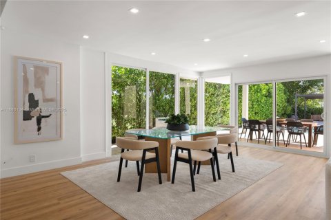House in Miami Beach, Florida 4 bedrooms, 301.75 sq.m. № 1948087 - photo 18