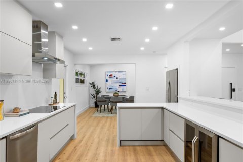 House in Miami Beach, Florida 4 bedrooms, 301.75 sq.m. № 1948087 - photo 7