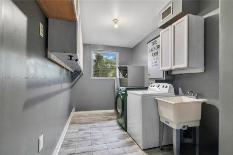 House in Orlando, Florida 5 bedrooms № 2012632 - photo 25