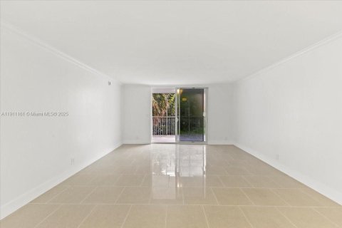 Condo in Hallandale Beach, Florida, 2 bedrooms  № 1966995 - photo 10