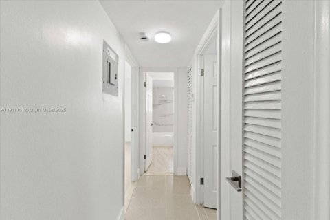 Condo in Hallandale Beach, Florida, 2 bedrooms  № 1966995 - photo 20