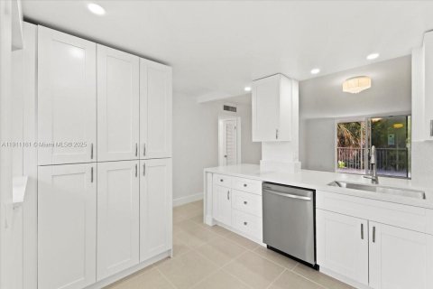 Condo in Hallandale Beach, Florida, 2 bedrooms  № 1966995 - photo 4