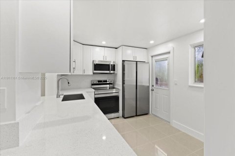 Condo in Hallandale Beach, Florida, 2 bedrooms  № 1966995 - photo 6