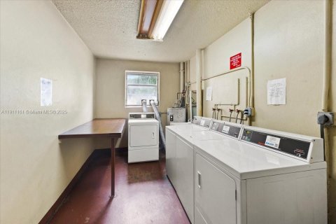 Condo in Hallandale Beach, Florida, 2 bedrooms  № 1966995 - photo 29