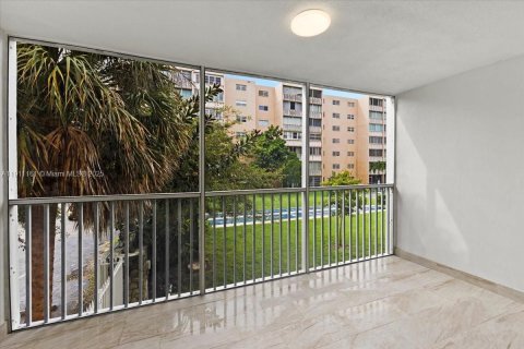 Condo in Hallandale Beach, Florida, 2 bedrooms  № 1966995 - photo 26
