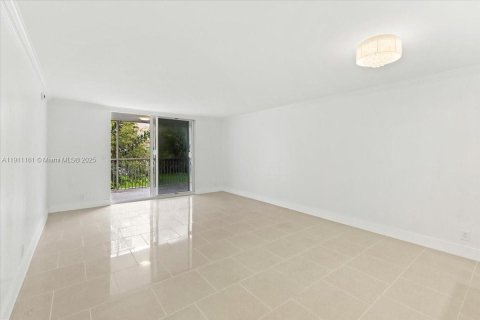 Condo in Hallandale Beach, Florida, 2 bedrooms  № 1966995 - photo 11