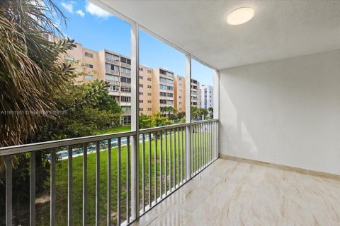 Condo in Hallandale Beach, Florida, 2 bedrooms  № 1966995 - photo 27