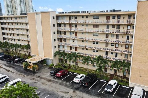 Condo in Hallandale Beach, Florida, 2 bedrooms  № 1966995 - photo 1