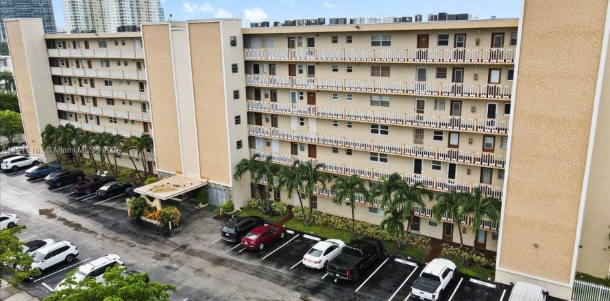 Condo in Hallandale Beach, Florida, 2 bedrooms  № 1966995