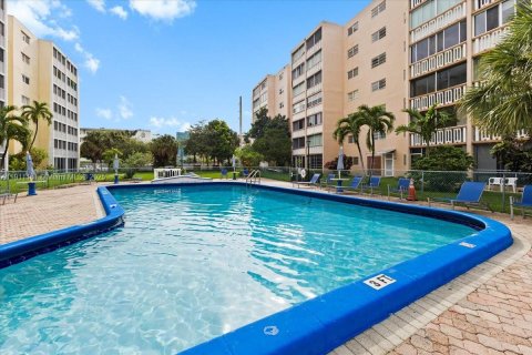 Condo in Hallandale Beach, Florida, 2 bedrooms  № 1966995 - photo 30