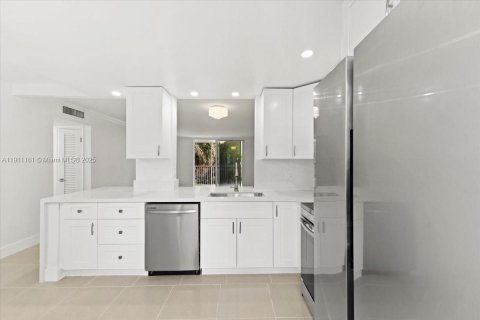 Condo in Hallandale Beach, Florida, 2 bedrooms  № 1966995 - photo 3