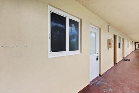 Condo in Hallandale Beach, Florida, 2 bedrooms  № 1966995 - photo 28