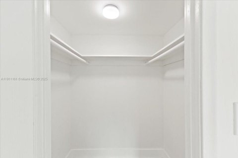 Condo in Hallandale Beach, Florida, 2 bedrooms  № 1966995 - photo 23