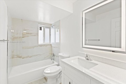 Condo in Hallandale Beach, Florida, 2 bedrooms  № 1966995 - photo 24
