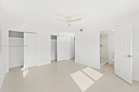 Condo in Hallandale Beach, Florida, 2 bedrooms  № 1966995 - photo 17