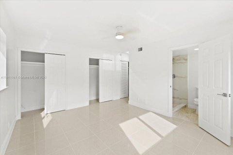 Condo in Hallandale Beach, Florida, 2 bedrooms  № 1966995 - photo 16