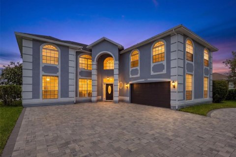 House in Orlando, Florida 6 bedrooms, 367.71 sq.m. № 2219795