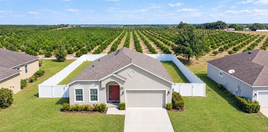 Villa ou maison à Dundee, Floride 3 chambres, 151.8 m2 № 2403261