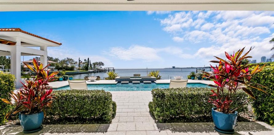 House in Saint Petersburg, Florida 5 bedrooms, 460.33 sq.m. № 1514846