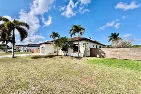 Снять в аренду виллу или дом в Хомстед, Флорида 5 спален, 267.93м2, № 2050871 - фото 5