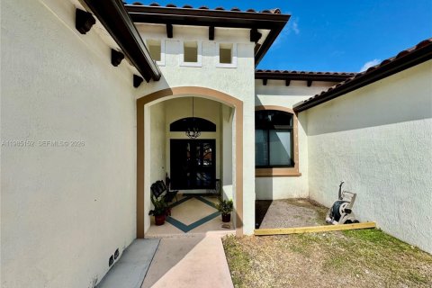 Снять в аренду виллу или дом в Хомстед, Флорида 5 спален, 267.93м2, № 2050871 - фото 7