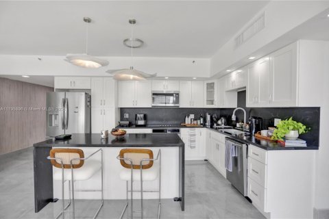 Condo in Sunny Isles Beach, Florida, 3 bedrooms  № 1739904 - photo 9
