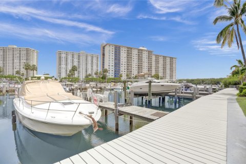 Condo in Sunny Isles Beach, Florida, 3 bedrooms  № 1739904 - photo 23