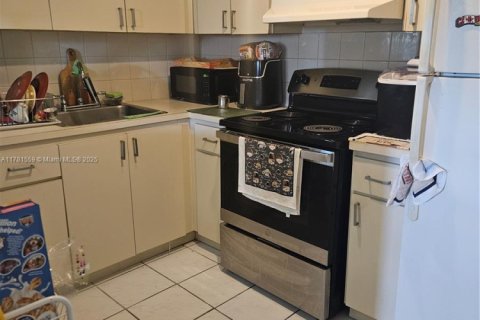 Condo in Miami, Florida, 2 bedrooms  № 1699043 - photo 7