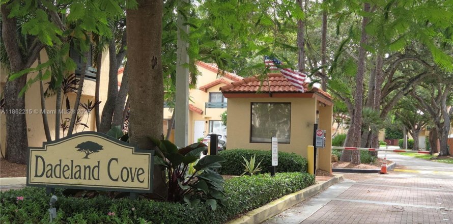 Adosado en Miami, Florida 2 dormitorios, 107.02 m2 № 1890802