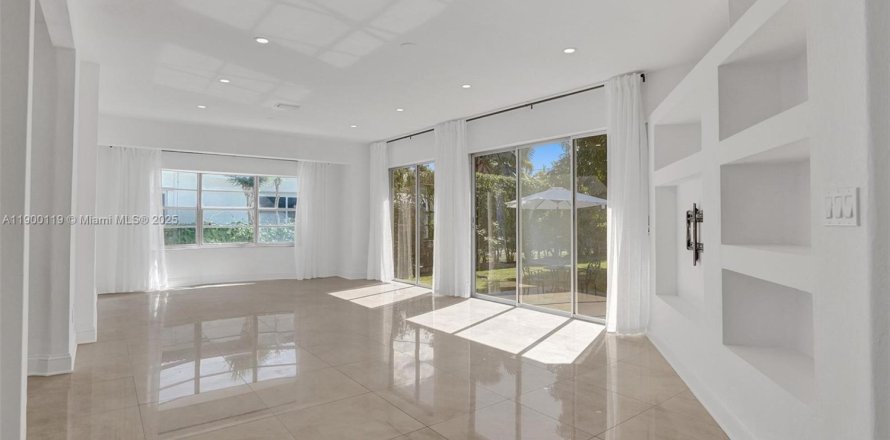 House in Hollywood, Florida 3 bedrooms, 158.86 sq.m. № 1952657