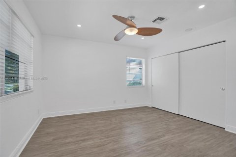 House in Hollywood, Florida 3 bedrooms, 158.86 sq.m. № 1952657 - photo 17