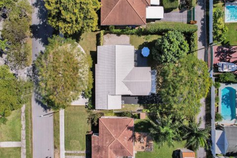 House in Hollywood, Florida 3 bedrooms, 158.86 sq.m. № 1952657 - photo 22