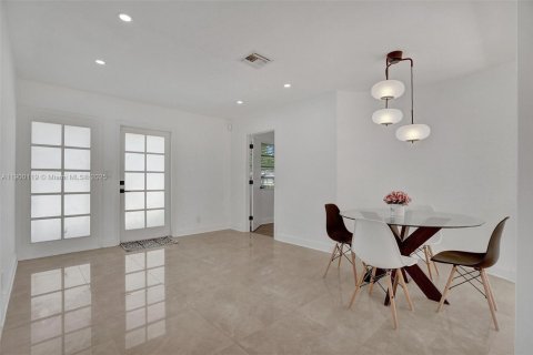 House in Hollywood, Florida 3 bedrooms, 158.86 sq.m. № 1952657 - photo 4