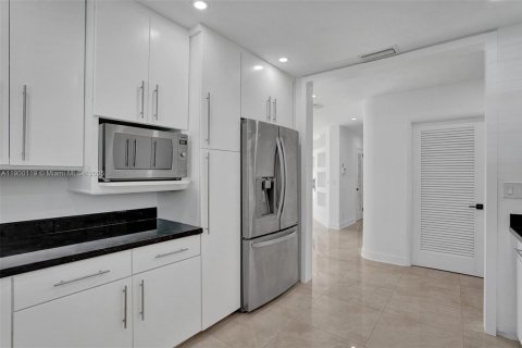 House in Hollywood, Florida 3 bedrooms, 158.86 sq.m. № 1952657 - photo 16